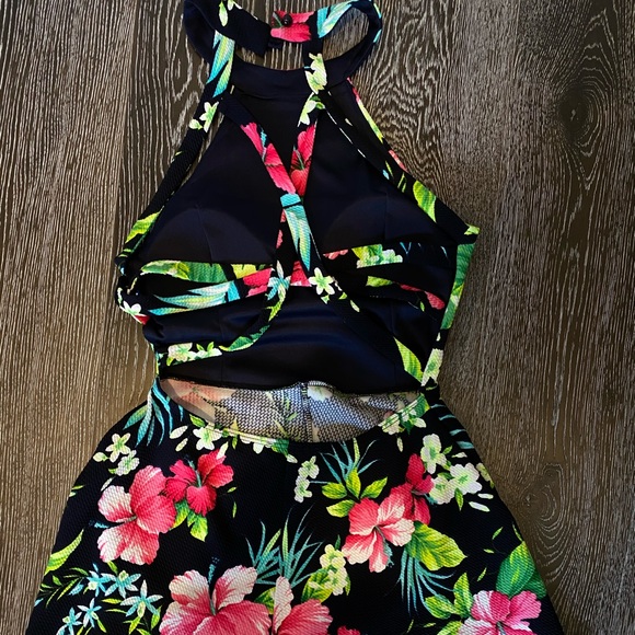 Black floral romper with open back - Picture 2 of 3